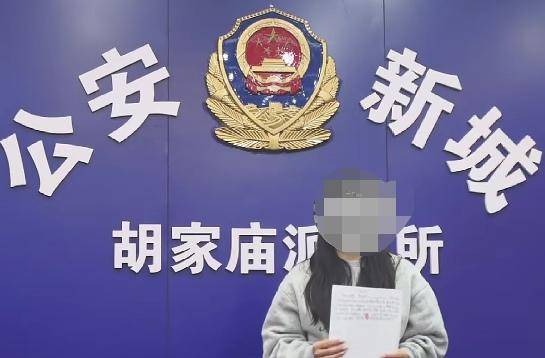 女子称接到8个电话告知车辆被刮,还有两名可疑男子在车边徘徊并做标记?警方:为博流量自导自演,已行拘 女子称接到8个电话告知车辆被刮,还有两名可疑男子在车边徘徊并做标记?警方:为博流量自导自演,已行拘