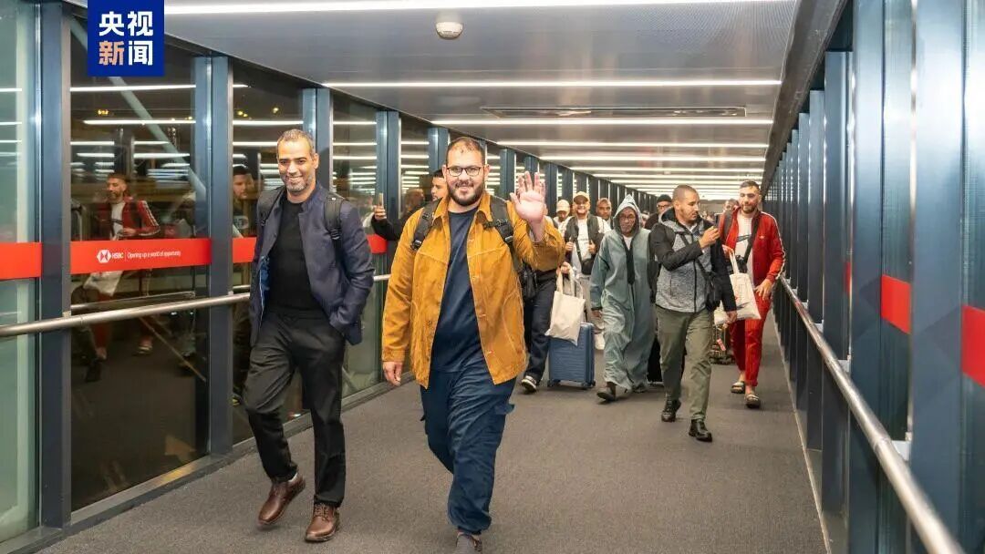上海首条直飞阿尔及利亚首都航线今天开通,浦东机场“水门”仪式欢迎首航航班到来 上海首条直飞阿尔及利亚首都航线今天开通,浦东机场“水门”仪式欢迎首航航班到来