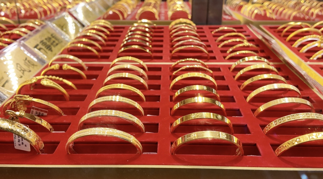 金价跌破860元/克,有金店一天补三次货都不够,多个规格金条缺货 金价跌破860元/克,有金店一天补三次货都不够,多个规格金条缺货