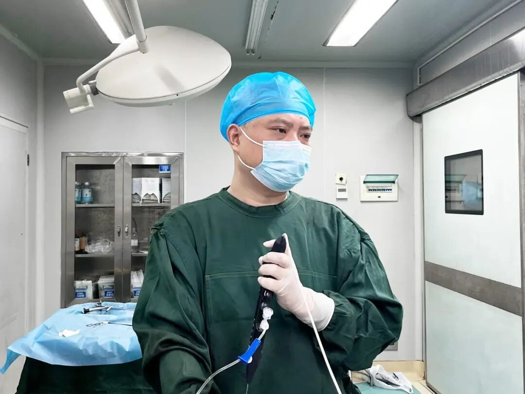 叉车司机久坐憋尿成常态，结果尿路被1.2厘米结石“堵住”