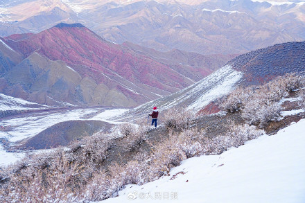 披着白雪的丹霞苍茫又壮美