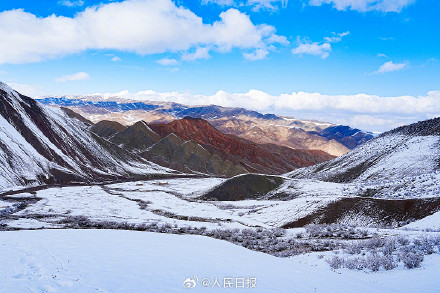 披着白雪的丹霞苍茫又壮美