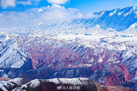 披着白雪的丹霞苍茫又壮美