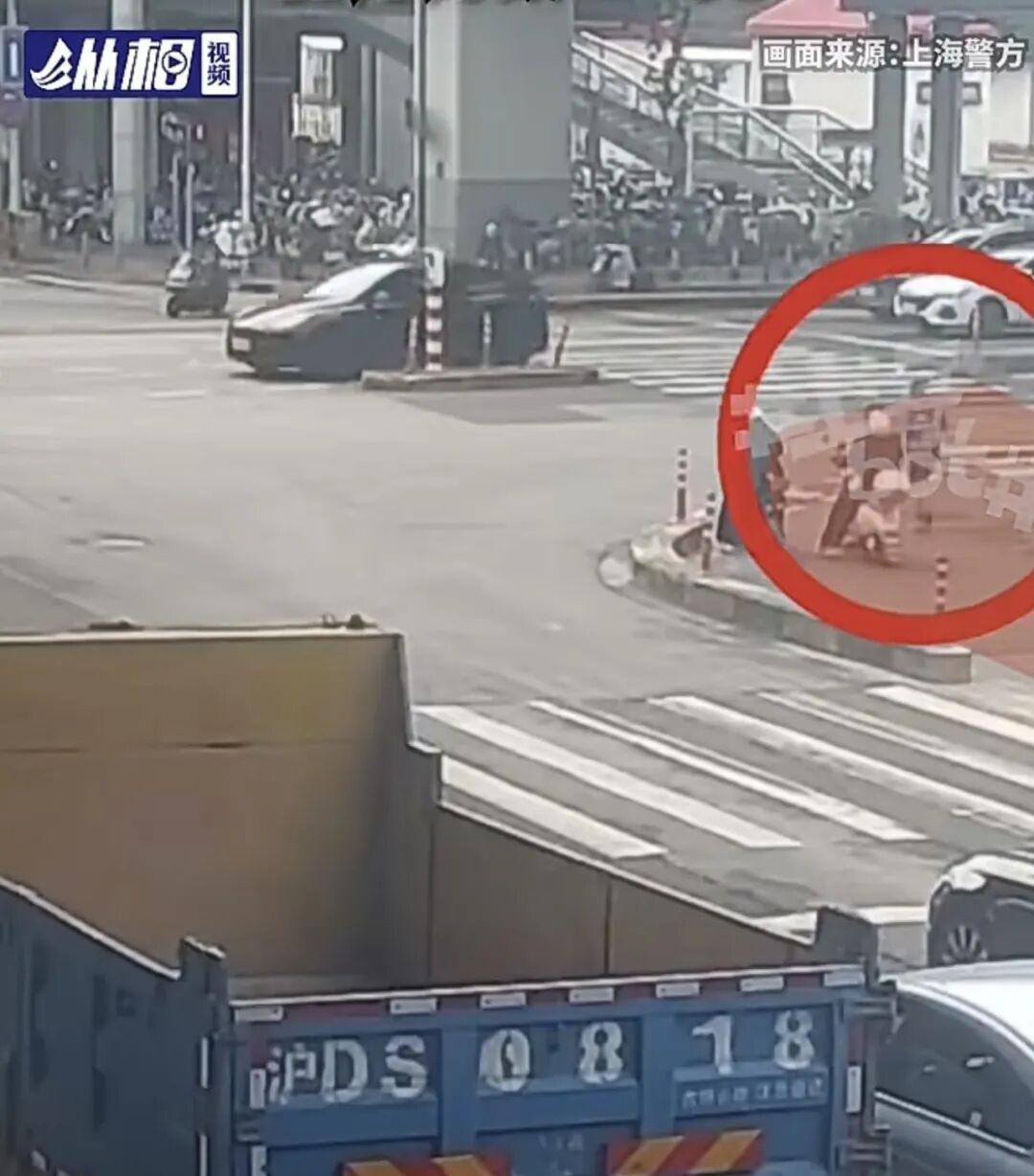 上海一男子早高峰时机动车道内跑步还闯红灯,民警拦截后连开6张罚单! 上海一男子早高峰时机动车道内跑步还闯红灯,民警拦截后连开6张罚单!