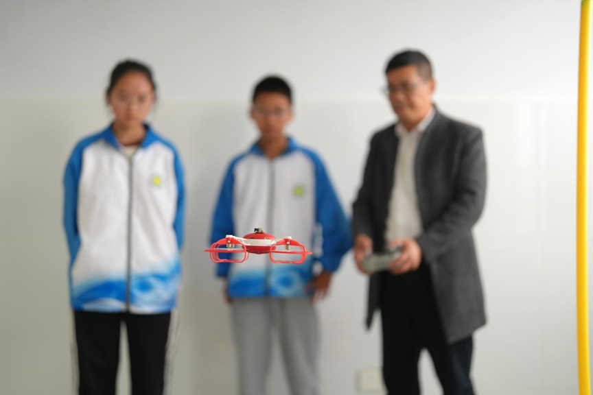“中国人真的会飞” ,“00后”手搓飞行滑板“飞”出大山 “中国人真的会飞” ,“00后”手搓飞行滑板“飞”出大山