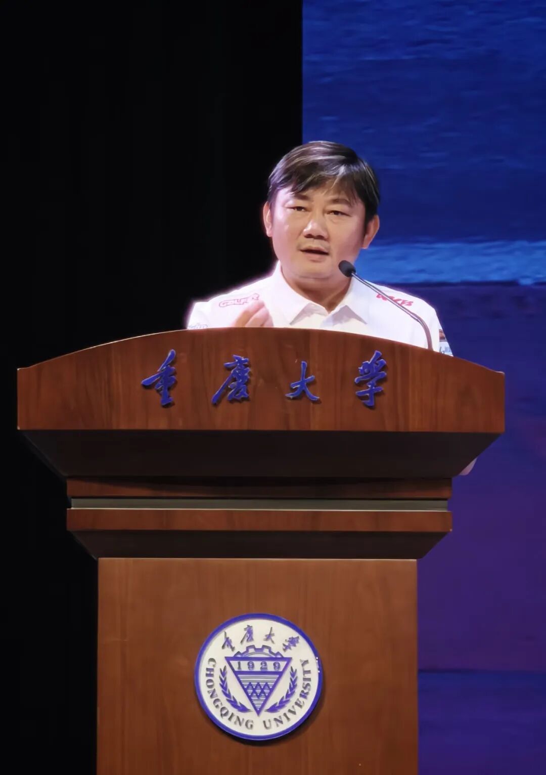 张雪到重庆大学校招，称“风浪越大鱼越贵”，入职后年薪10万起步