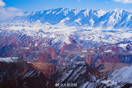 披着白雪的丹霞苍茫又壮美