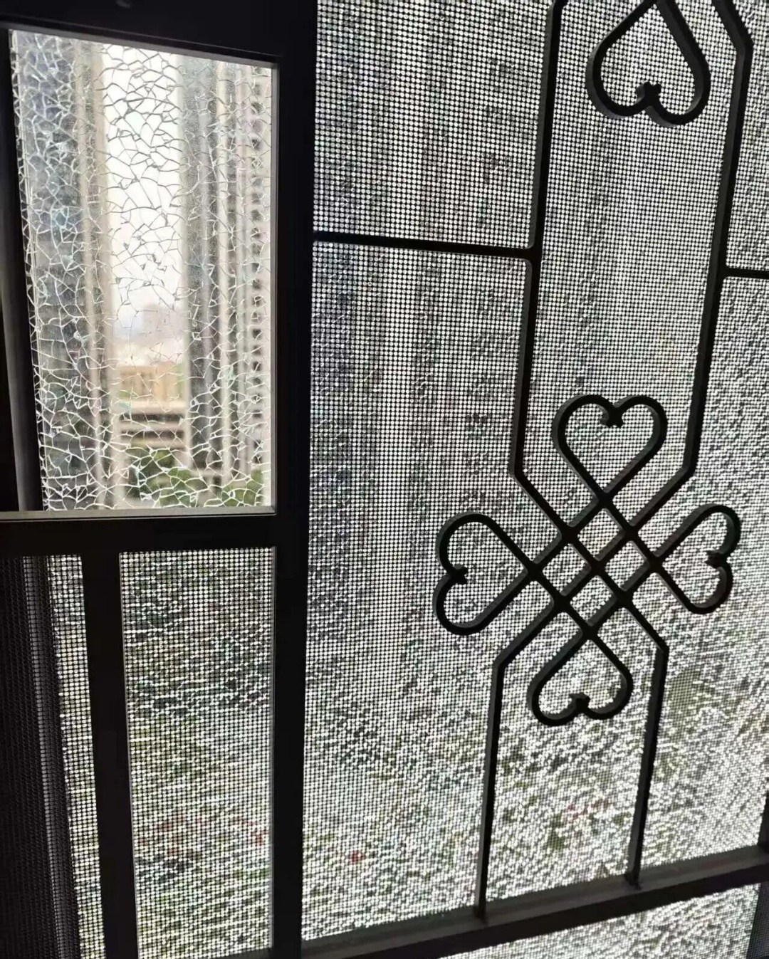 广州一小区玻璃自爆追踪：住建部门介入核查，已督促排查警戒并组织协商维修