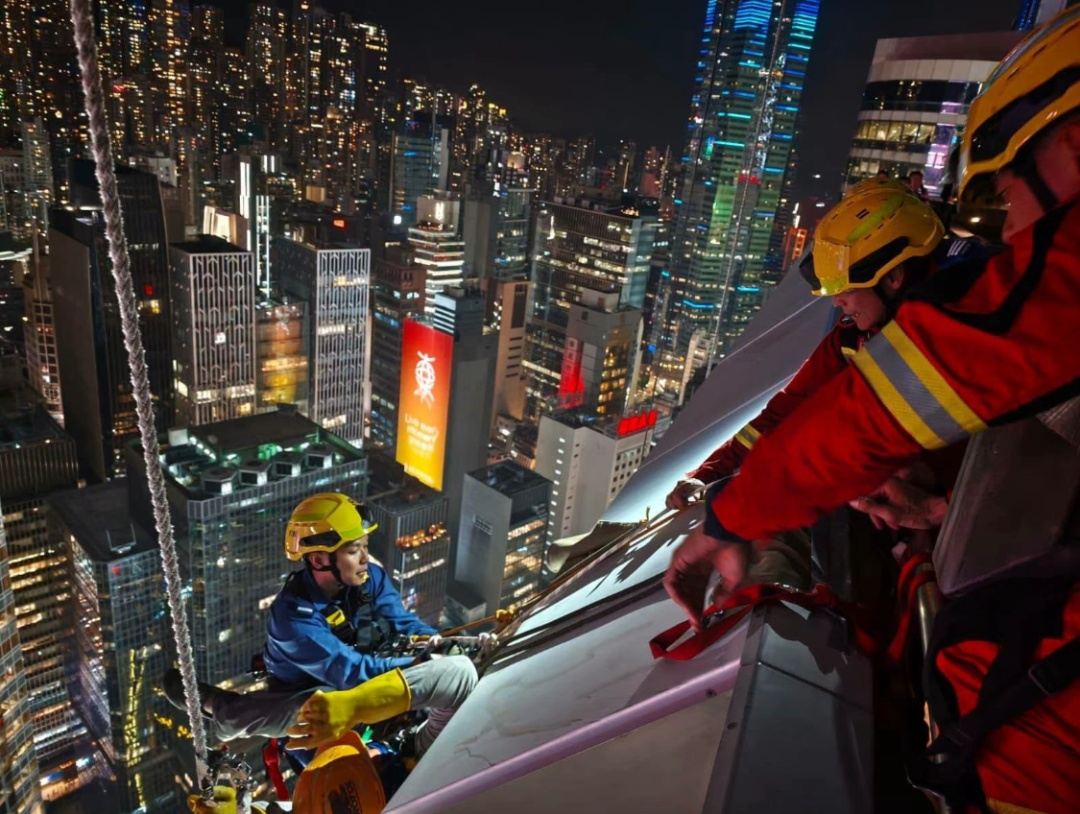 高空作业吊篮突然坠落到地面,两名工人分别被困43楼和35楼外墙的圆窗上,香港消防通报:两人已被送到安全位置,事故原因仍在调查中 高空作业吊篮突然坠落到地面,两名工人分别被困43楼和35楼外墙的圆窗上,香港消防通报:两人已被送到安全位置,事故原因仍在调查中