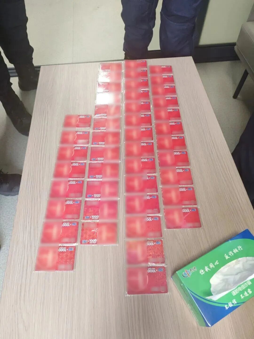 女子一口气买50万元的超市卡,店员立即报警 女子一口气买50万元的超市卡,店员立即报警
