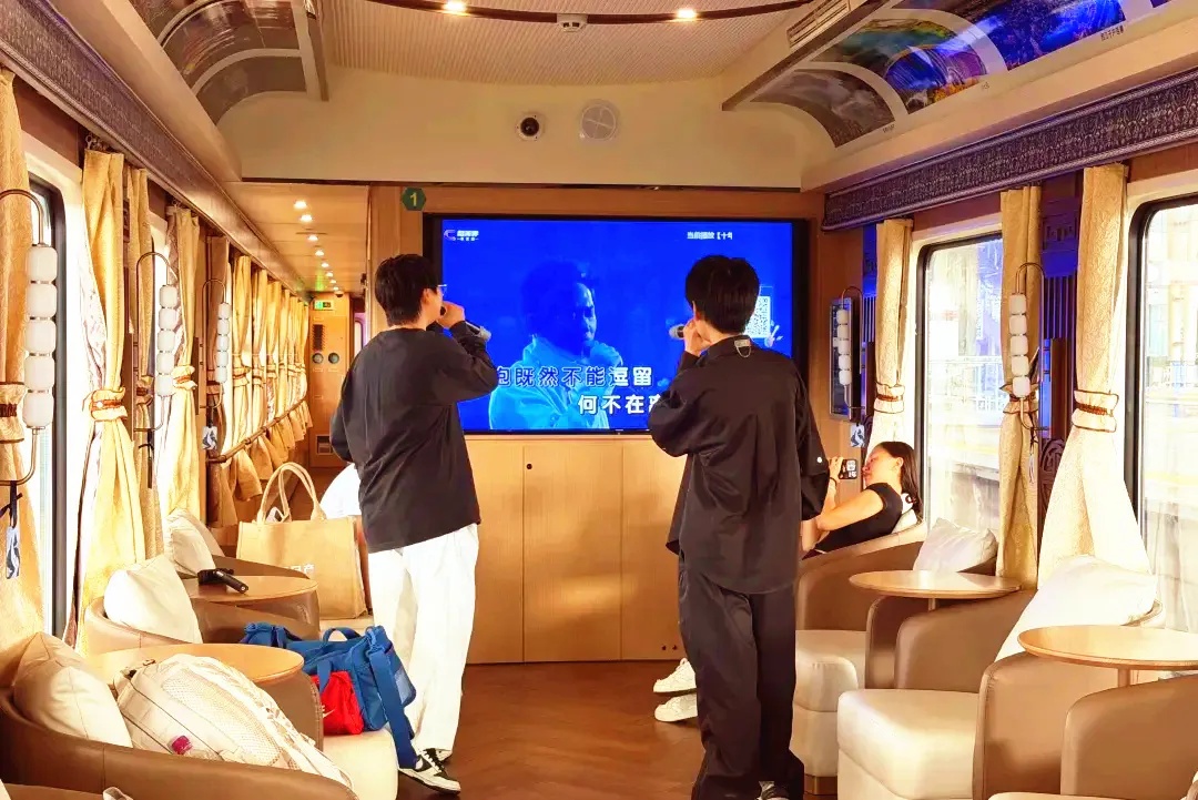 有KTV包厢的火车，来了