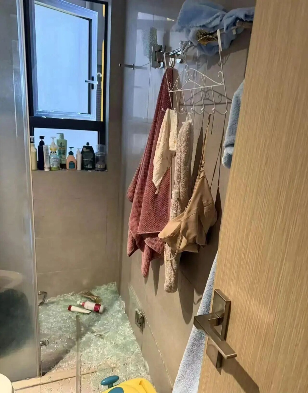 广州一小区玻璃自爆追踪：住建部门介入核查，已督促排查警戒并组织协商维修