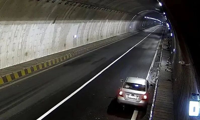 犯困了就在隧道里停车休息？司机：“隧道里车不多、有灯光”