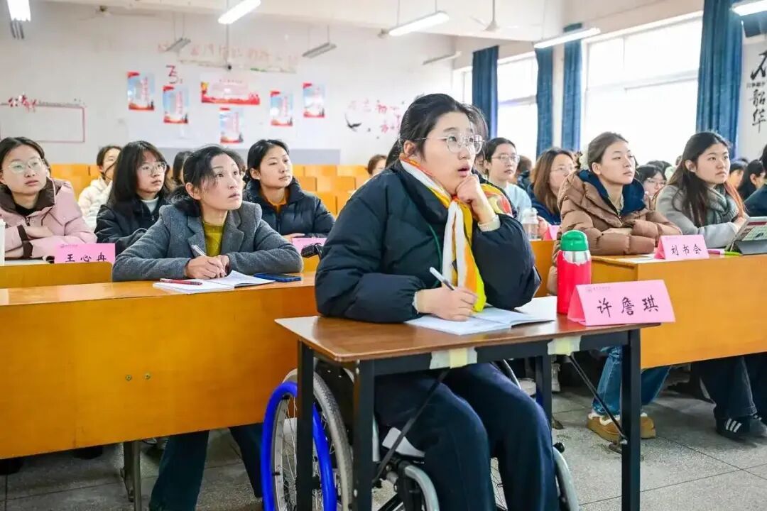 安徽一高位截瘫女大学生以专业成绩第四保送研究生，曾因无法翻书写字放弃高考