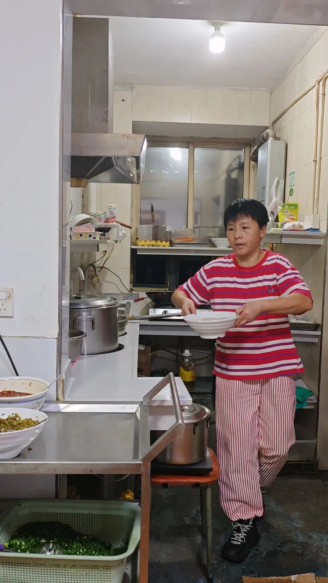 卖粉捧出博士儿子！长沙粉店老板娘走红，心态好得令人羡慕：别喊娭毑，喊我好玩姐姐！
