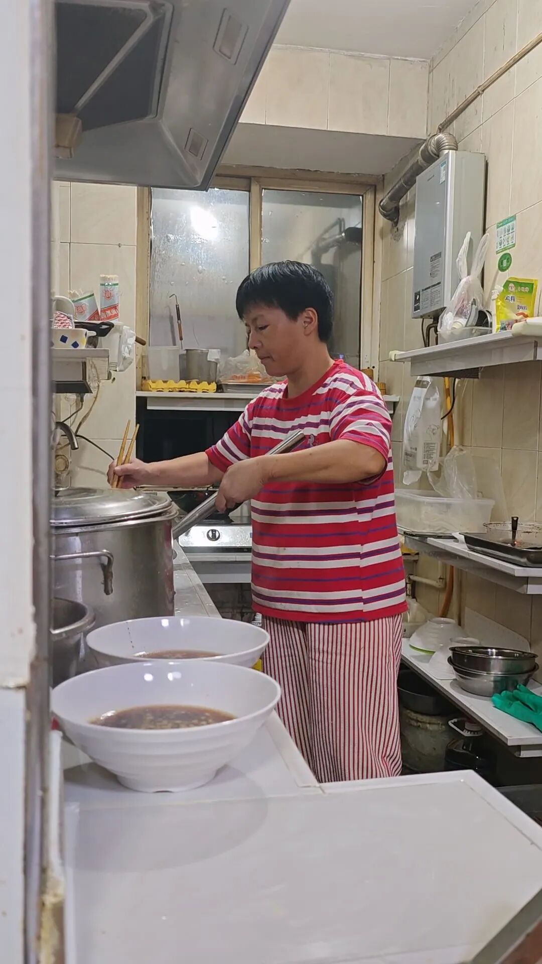 卖粉捧出博士儿子！长沙粉店老板娘走红，心态好得令人羡慕：别喊娭毑，喊我好玩姐姐！