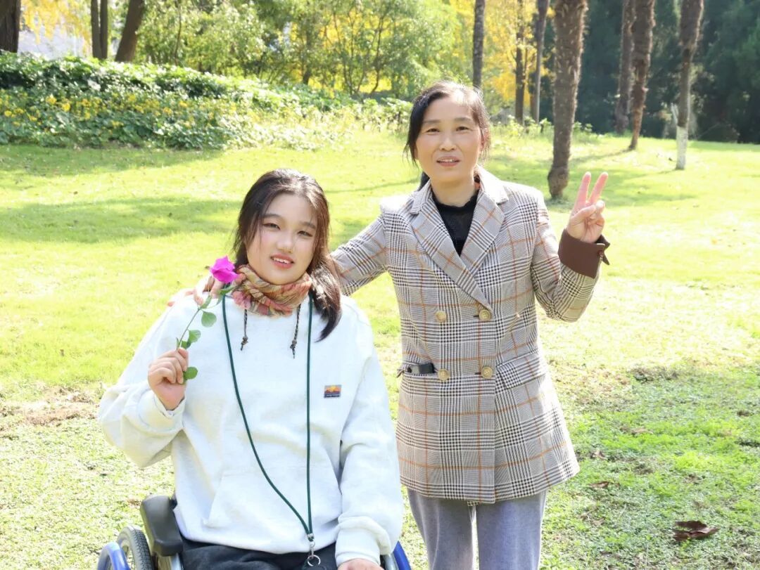 安徽一高位截瘫女大学生以专业成绩第四保送研究生，曾因无法翻书写字放弃高考