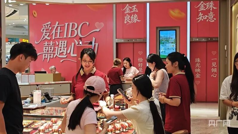 深圳水贝为何迎来“购金热”?记者现场探访→ 深圳水贝为何迎来“购金热”?记者现场探访→