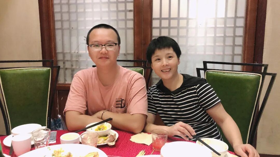 卖粉捧出博士儿子！长沙粉店老板娘走红，心态好得令人羡慕：别喊娭毑，喊我好玩姐姐！