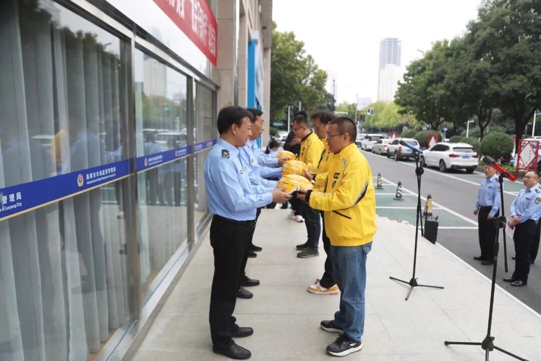 机关干部“卧底”送外卖,为啥? 机关干部“卧底”送外卖,为啥?