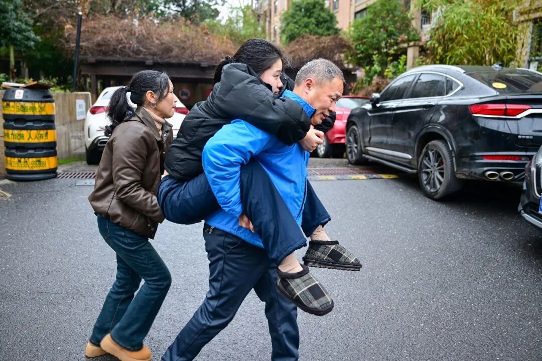 安徽一高位截瘫女大学生以专业成绩第四保送研究生，曾因无法翻书写字放弃高考