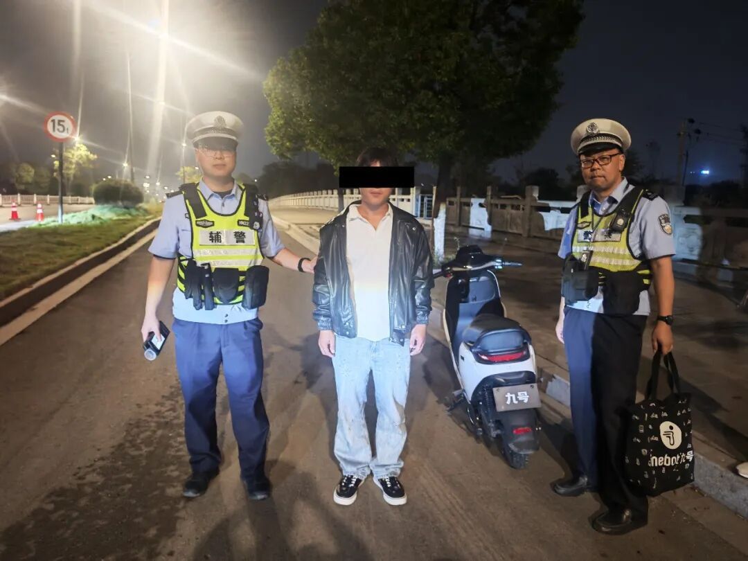 骑车未戴头盔，海宁交警拦下后一查：还有别的违法！