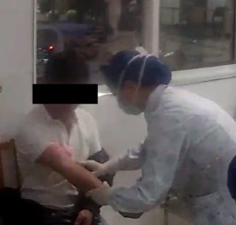 骑车未戴头盔，海宁交警拦下后一查：还有别的违法！