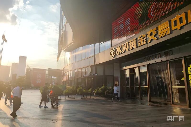 深圳水贝为何迎来“购金热”?记者现场探访→ 深圳水贝为何迎来“购金热”?记者现场探访→