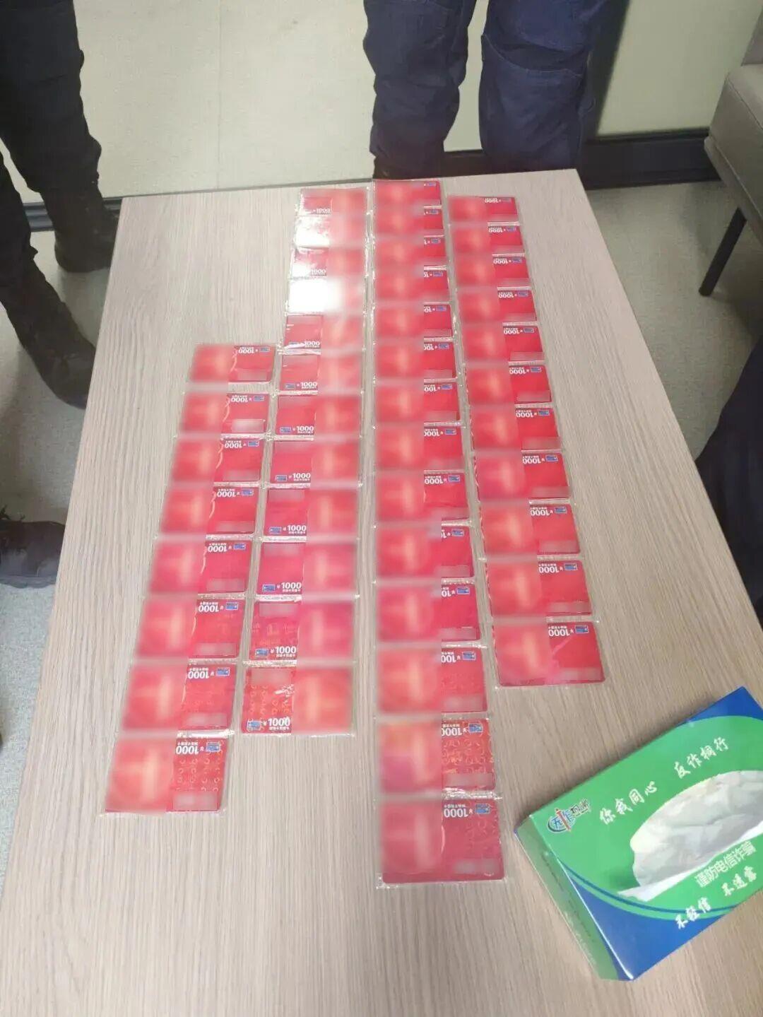 女子一口气买500000元的超市卡 店员立即报警 女子一口气买500000元的超市卡 店员立即报警