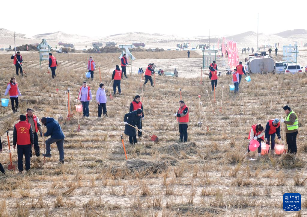 内蒙古阿拉善：三大沙漠林草锁边带“合龙”战开工