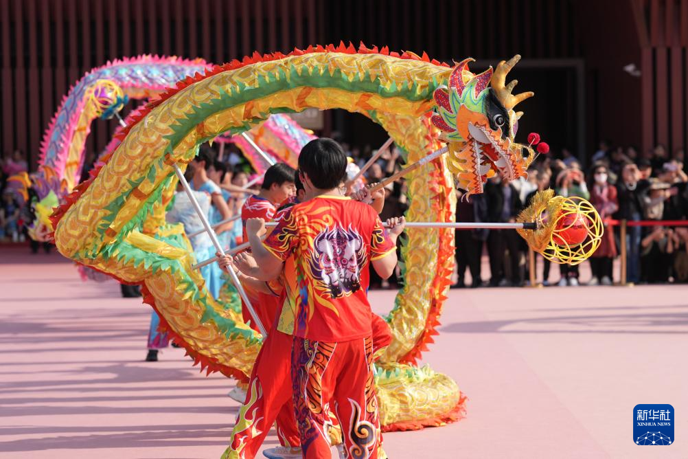 浙江奉化：非遗群龙大巡游