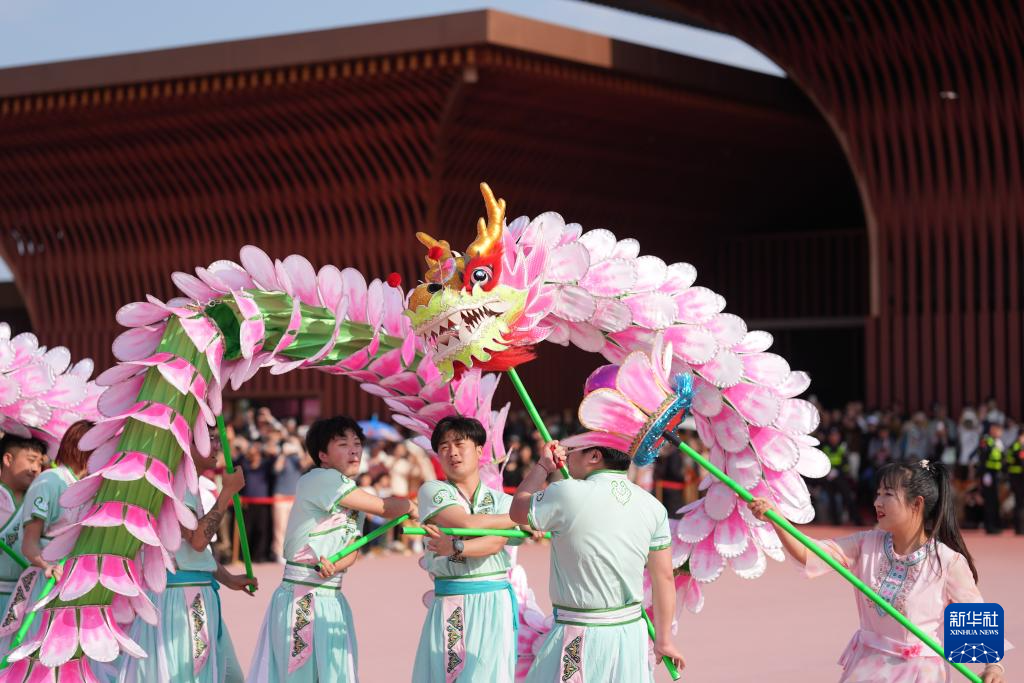 浙江奉化：非遗群龙大巡游