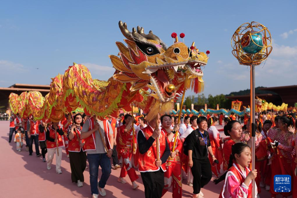 浙江奉化：非遗群龙大巡游