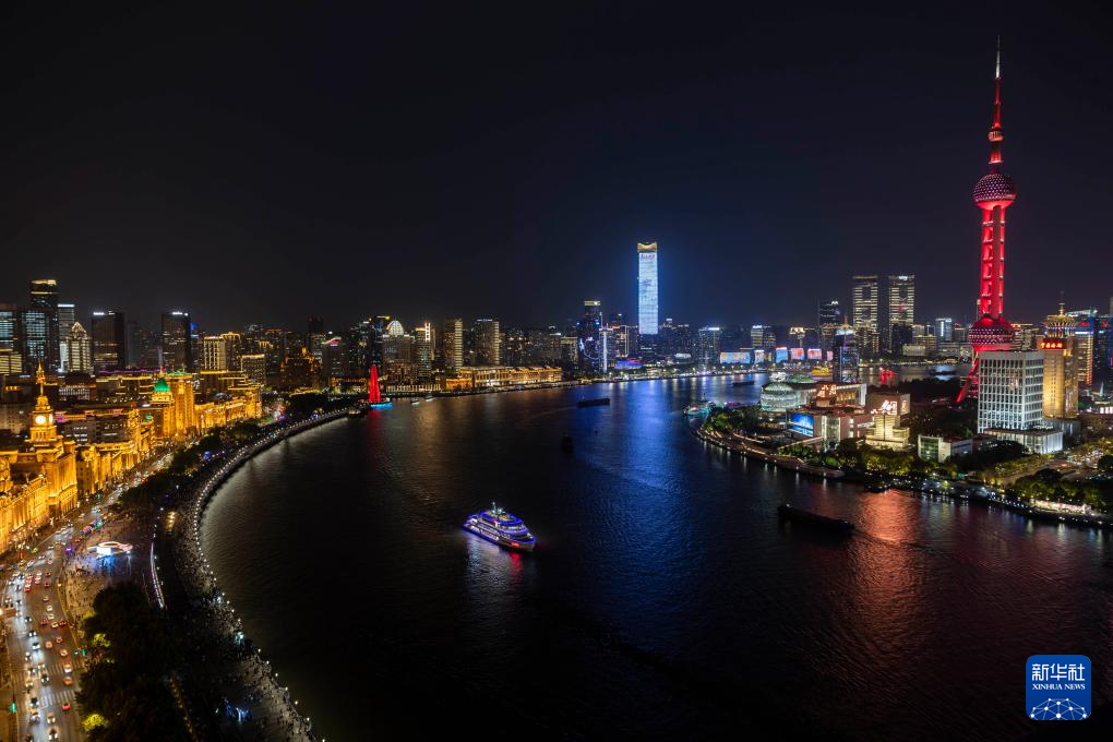 上海景观照明致敬劳动者