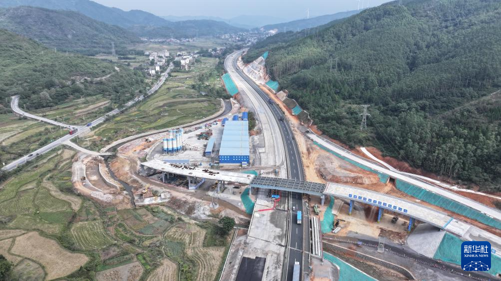 京港澳高速耒宜改扩建工程宜章段右幅主线建设进入冲刺阶段