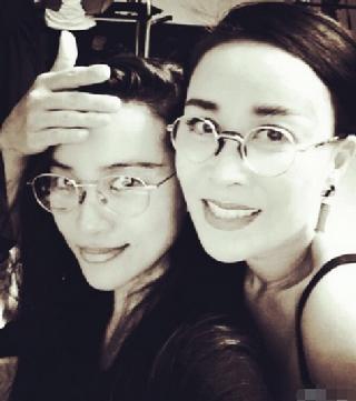 47岁那英穿吊带自拍心情好 网友:难得的大头照(图)