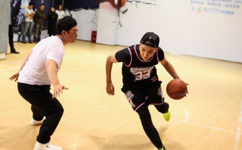 作为当红娱乐界明星,吴亦凡和蒋劲夫对篮球包括nba有着非常深耗的