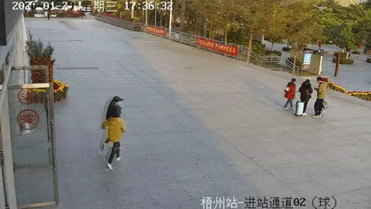 她们放下20瓶消毒水转身就跑......