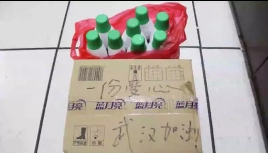 她们放下20瓶消毒水转身就跑......