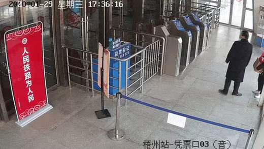 她们放下20瓶消毒水转身就跑......