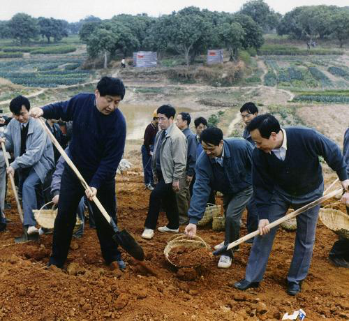 习近平与劳动人民在一起