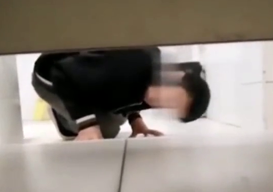 男子女厕所跪地偷窥被拍正脸 隔天便被拘