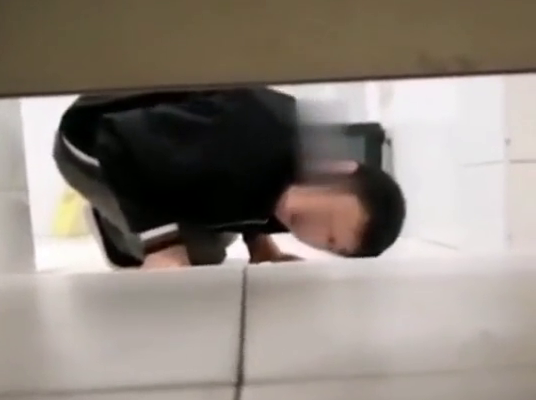 男子女厕所跪地偷窥被拍正脸 隔天便被拘