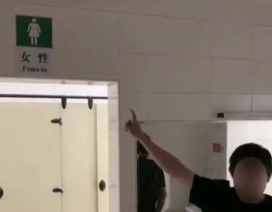 男子女厕所跪地偷窥被拍正脸 隔天便被拘