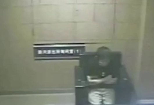 男子女厕所跪地偷窥被拍正脸 隔天便被拘