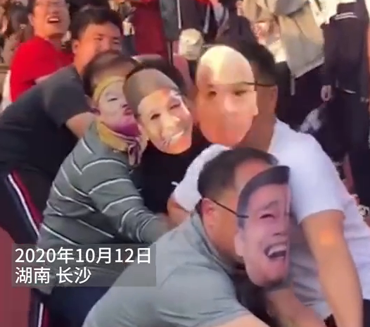 校长戴表情包面具拔河,刚上场对手就“崩溃”,学生:太接地气 校长戴表情包面具拔河,刚上场对手就“崩溃”,学生:太接地气