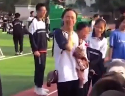 校长戴表情包面具拔河,刚上场对手就“崩溃”,学生:太接地气 校长戴表情包面具拔河,刚上场对手就“崩溃”,学生:太接地气