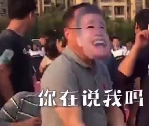 校长戴表情包面具拔河,刚上场对手就“崩溃”,学生:太接地气 校长戴表情包面具拔河,刚上场对手就“崩溃”,学生:太接地气