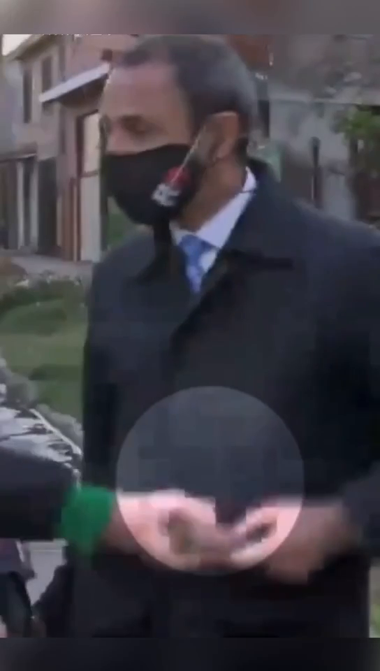 阿根廷记者街头直播遭劫匪抢手机，拿着话筒一顿猛追