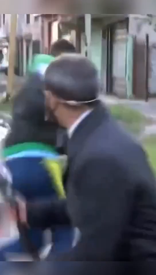阿根廷记者街头直播遭劫匪抢手机，拿着话筒一顿猛追